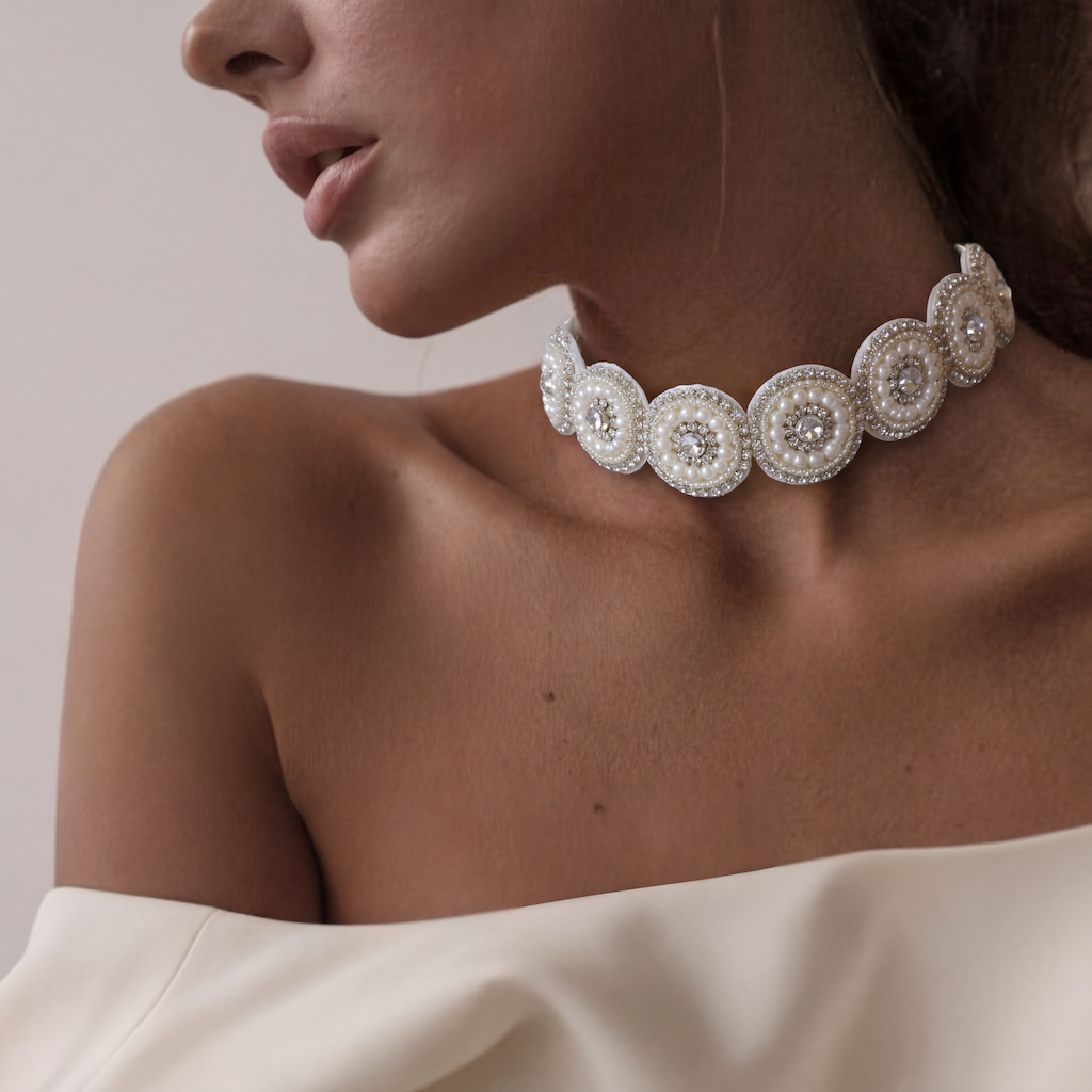 Choker White Queen