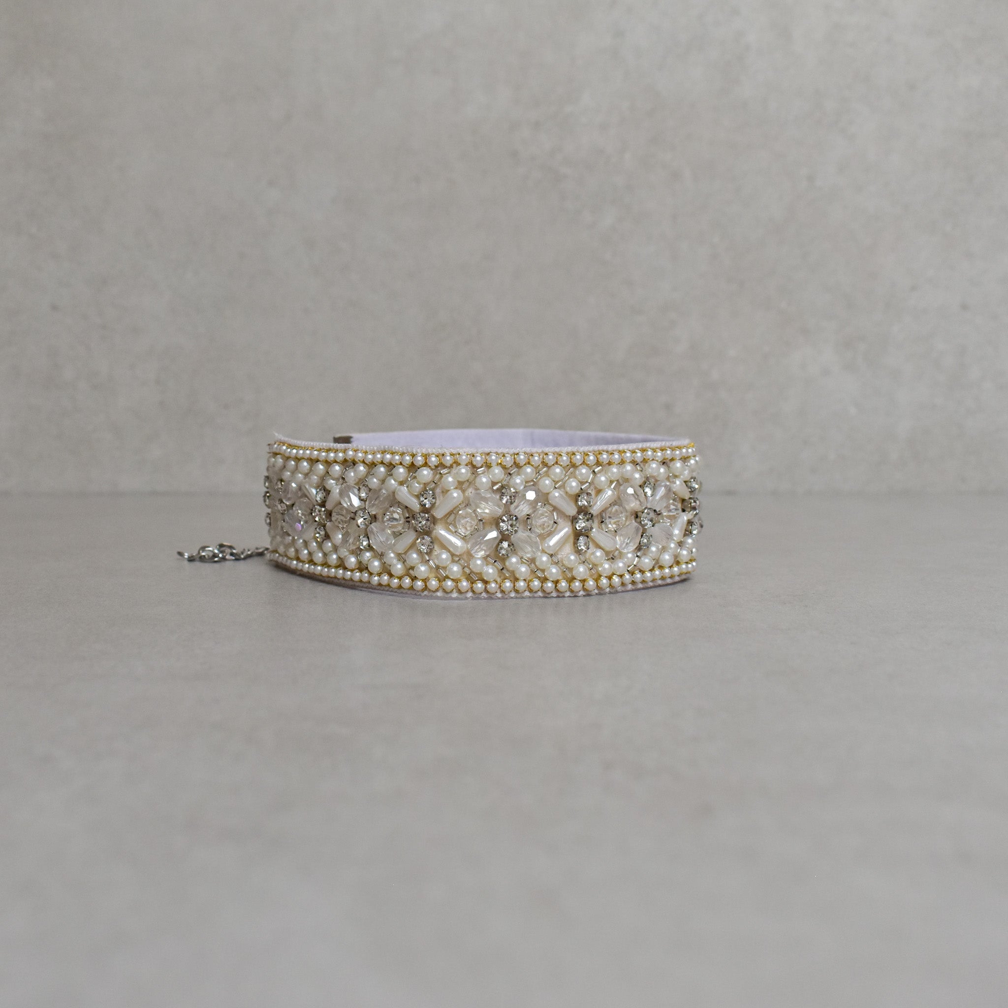 Choker white pearls