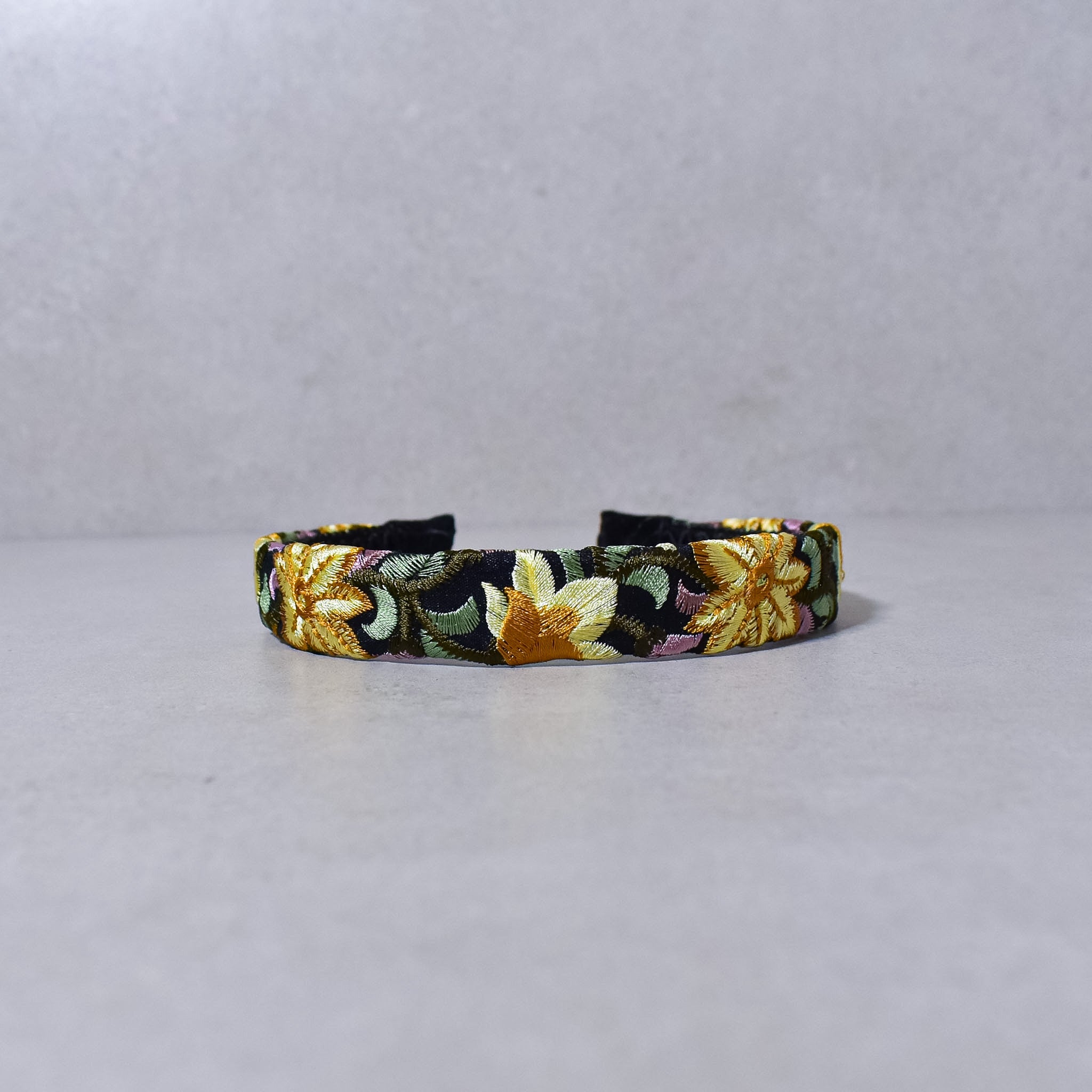Cintillo flower black green whispers
