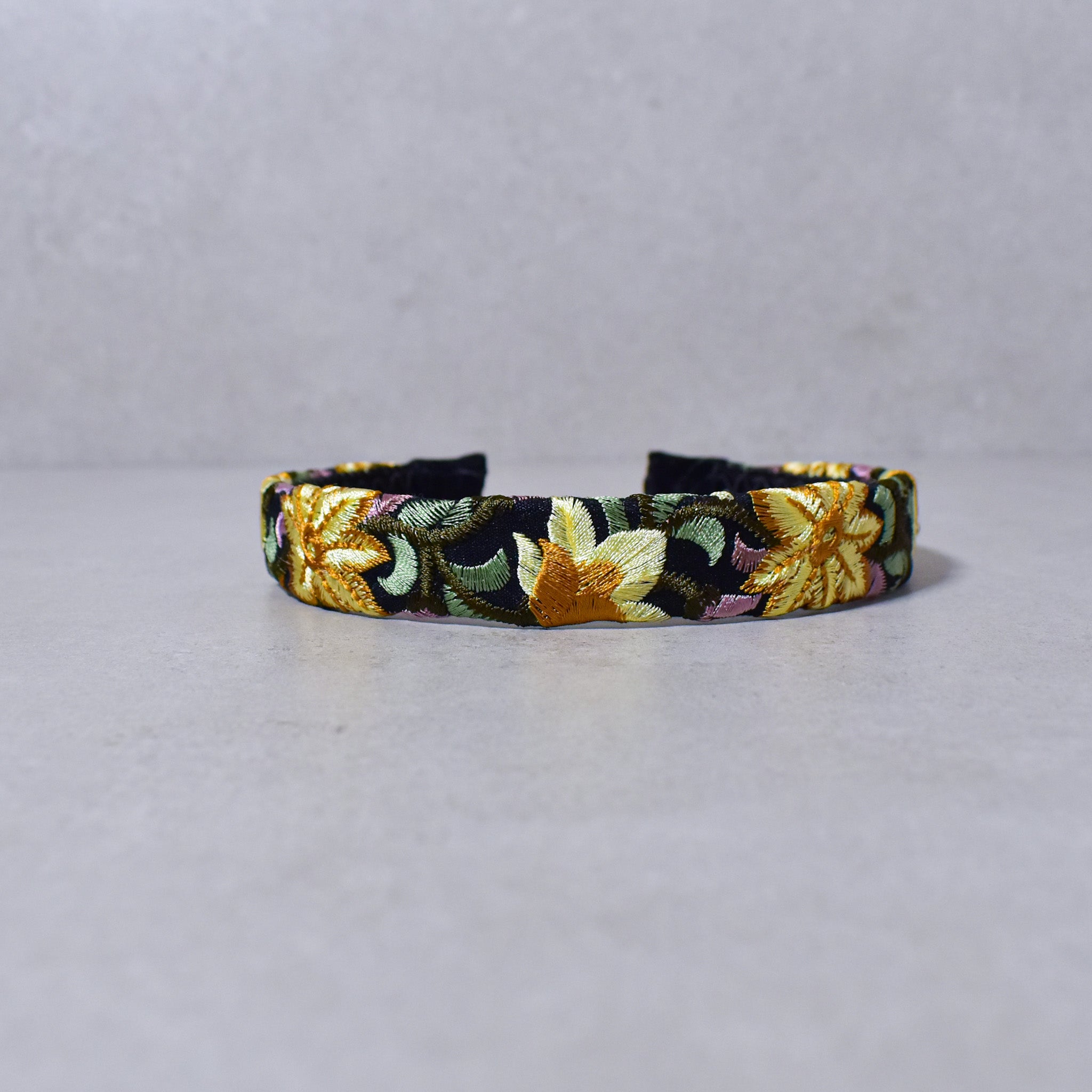 Cintillo flower black green whispers