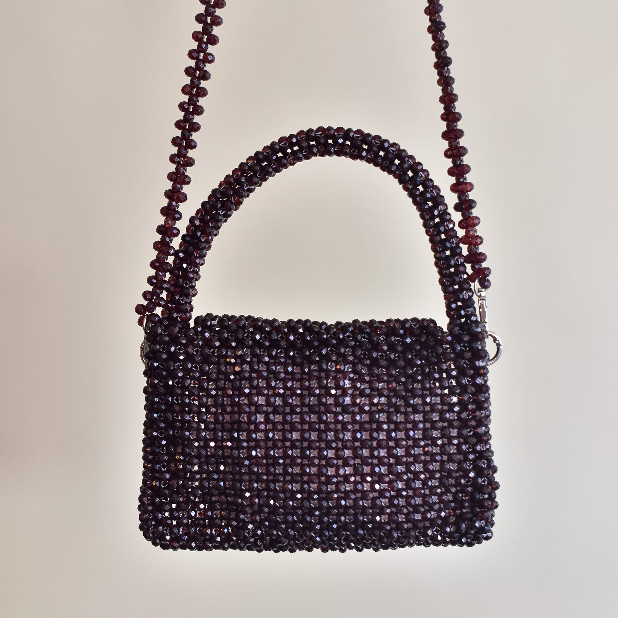 Cartera tejida en piedras "Timeless" wine