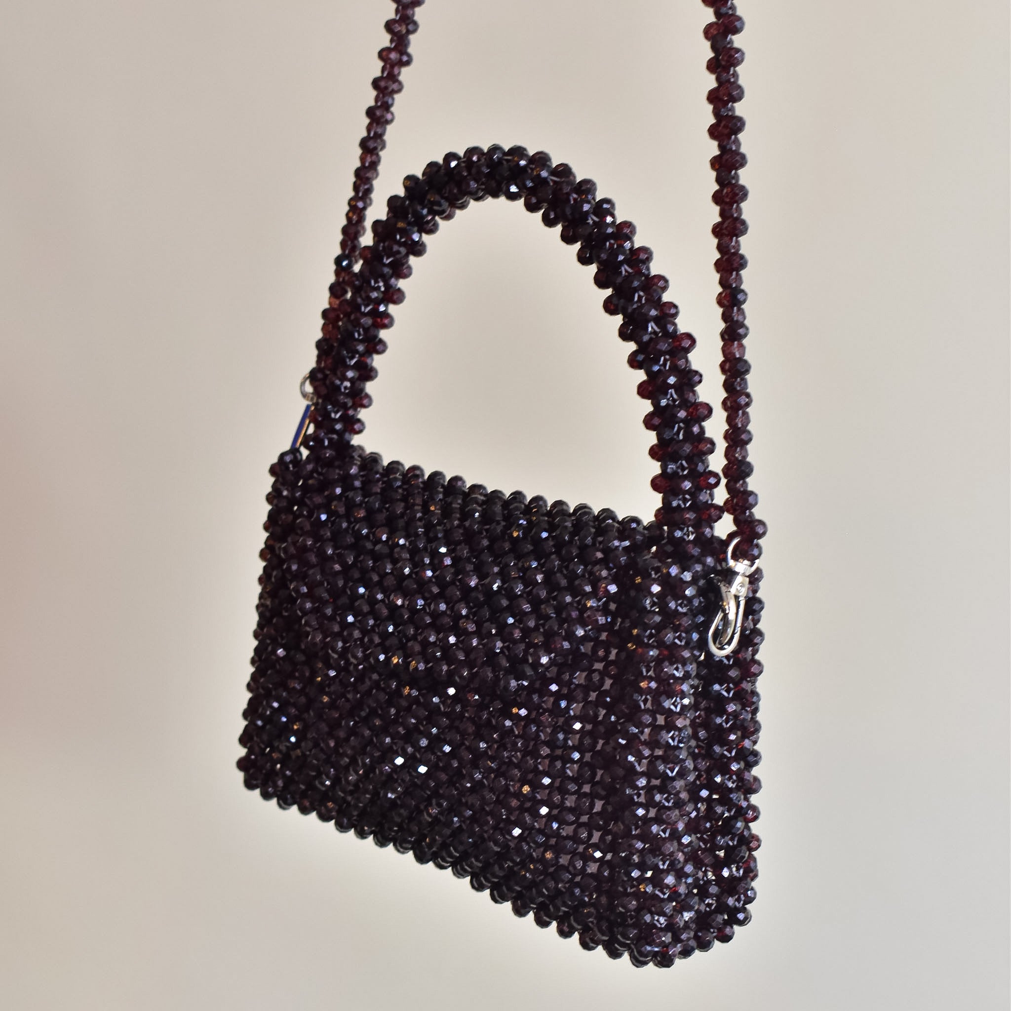 Cartera tejida en piedras "Timeless" wine