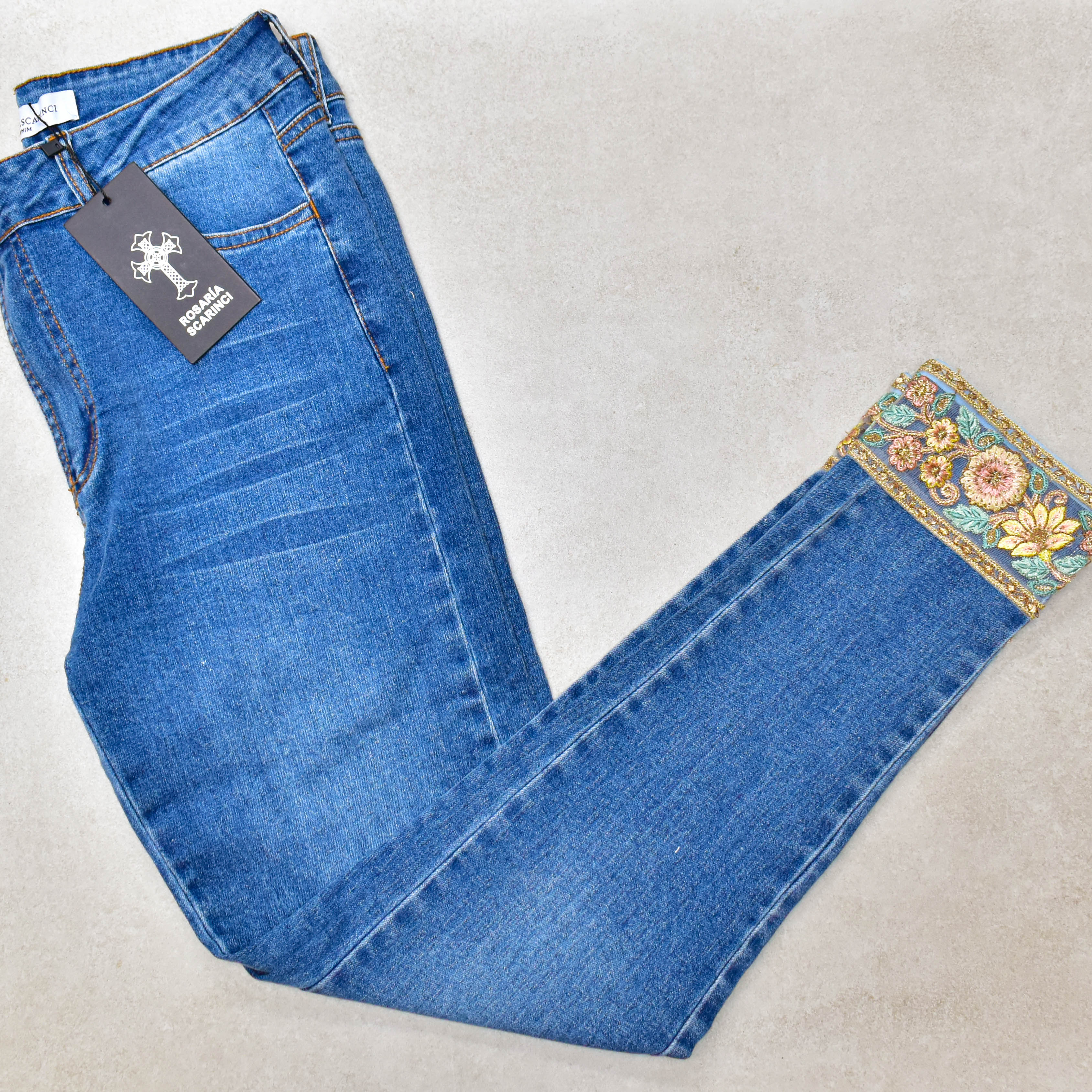 JEANS BLUE EMBELLISHMENT FLORES COLORES BORDADAS