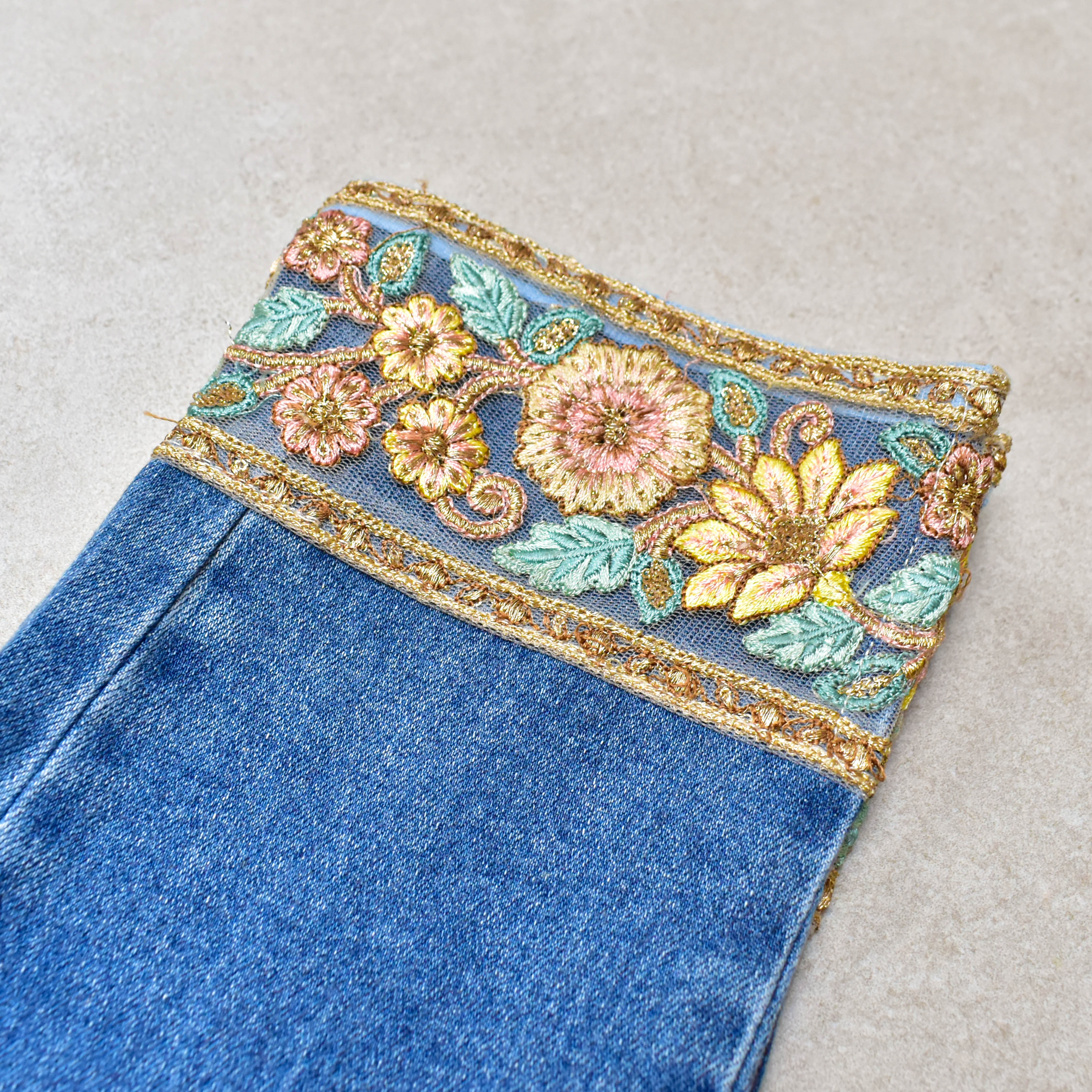JEANS BLUE EMBELLISHMENT FLORES COLORES BORDADAS