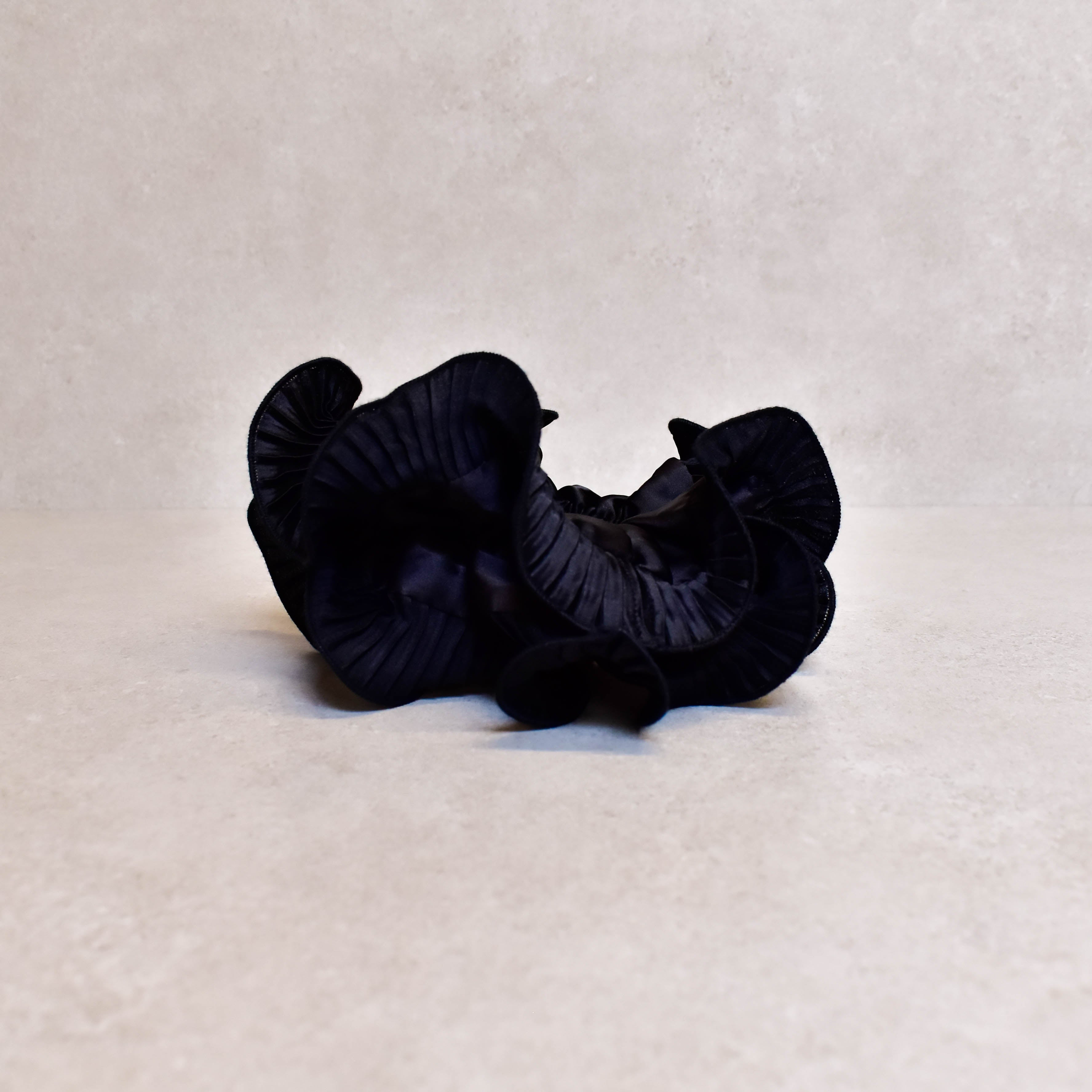 Scrunchie black waves