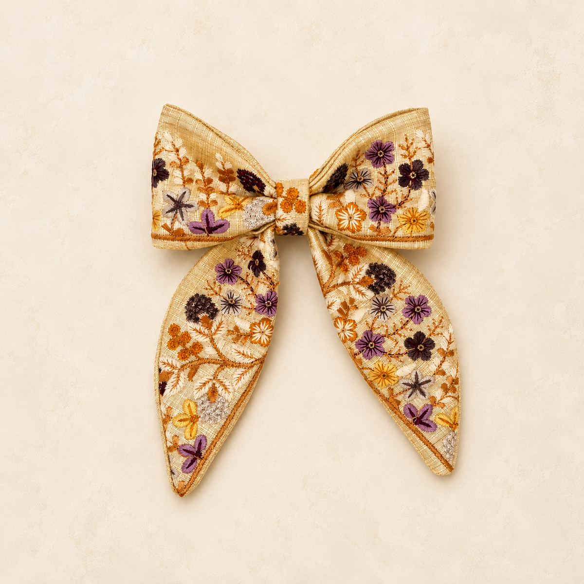Lazo Flower beige Whispers sobre fondo limewash marfil.