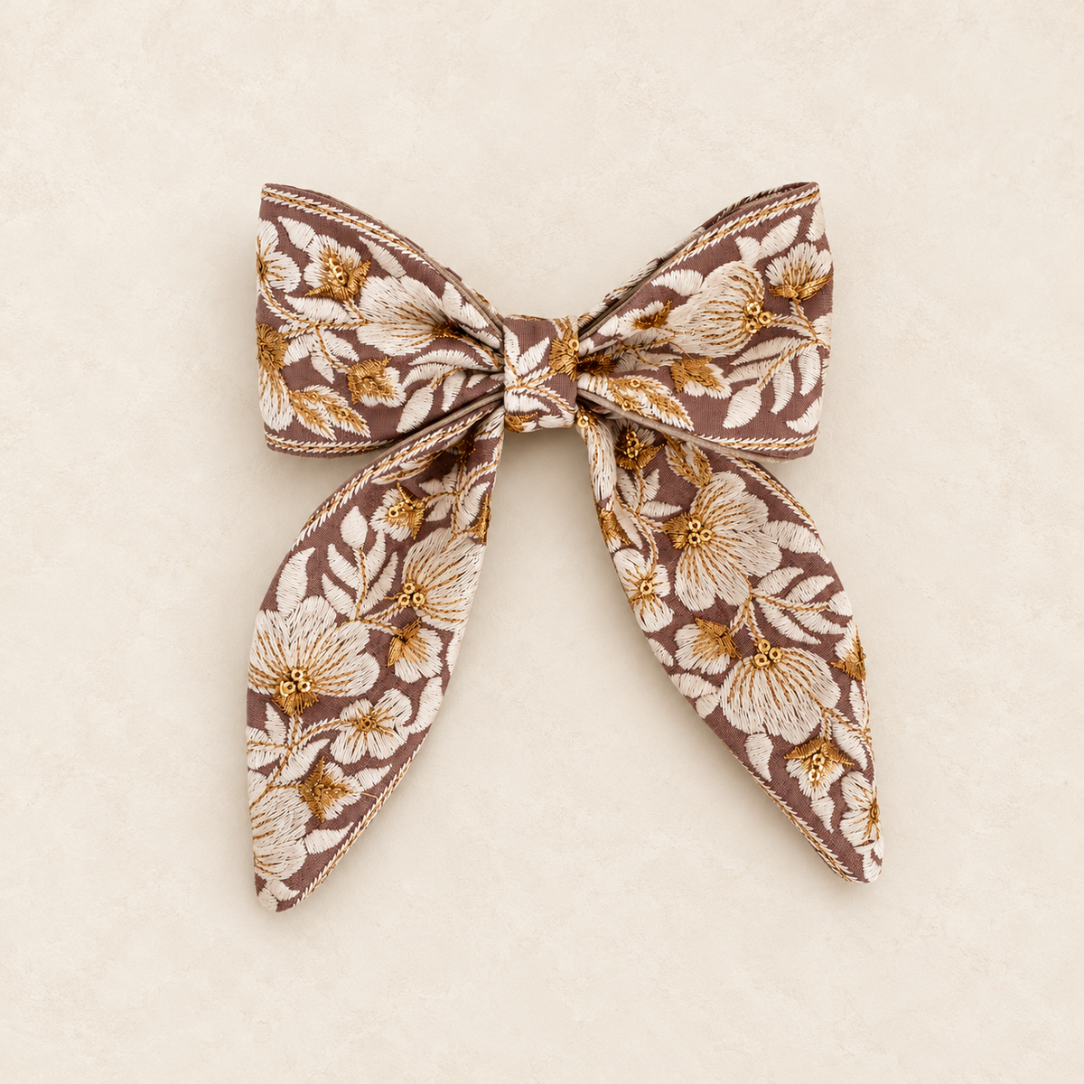 Lazo Flower Brown sobre fondo limewash marfil.