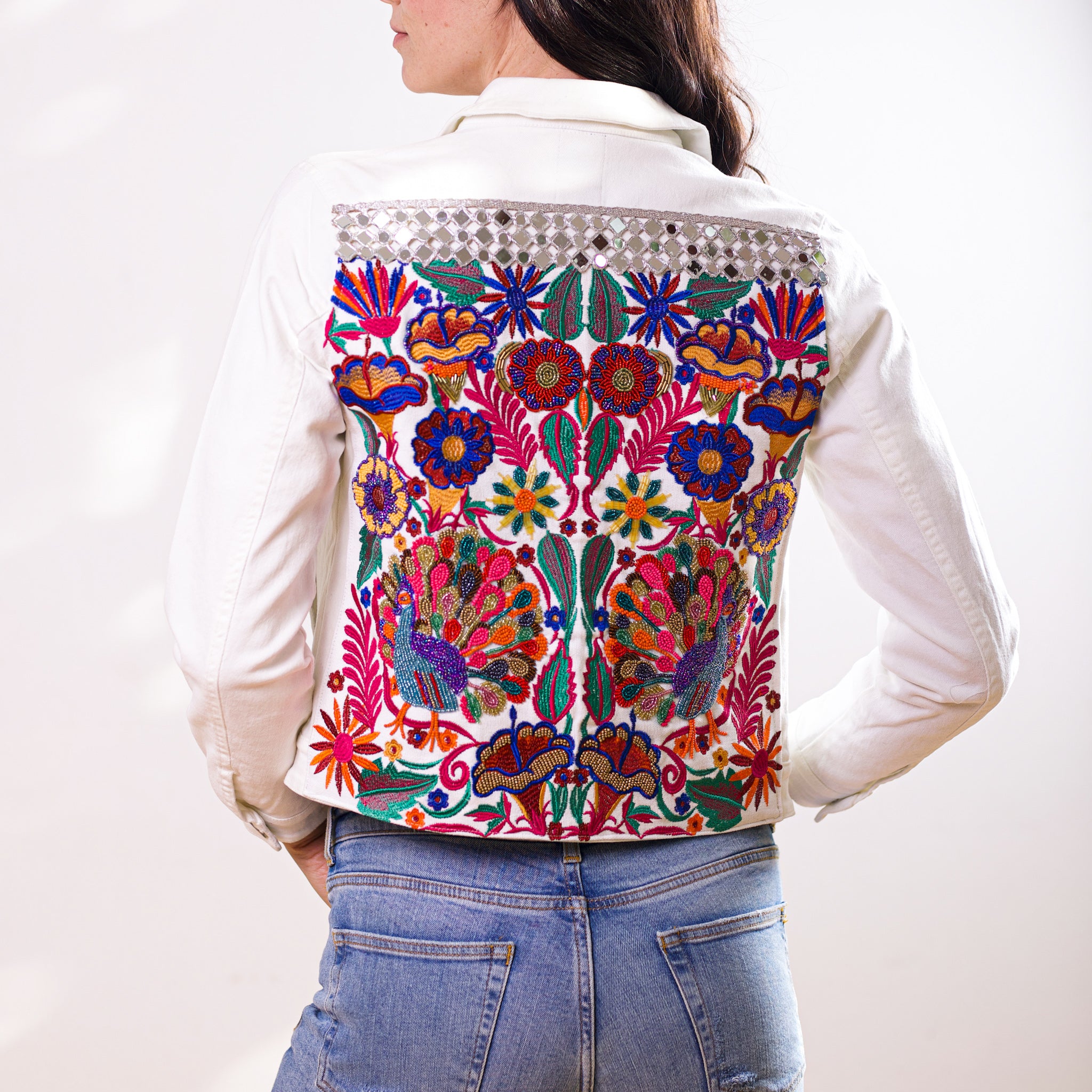 CHAQUETA BLANCA PAVO REAL PIEDRAS OTOMI borde espejo