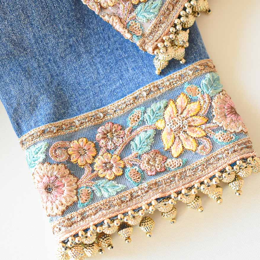 JEANS BLUE EMBELLISHMENT FLORES COLORES BORDADAS