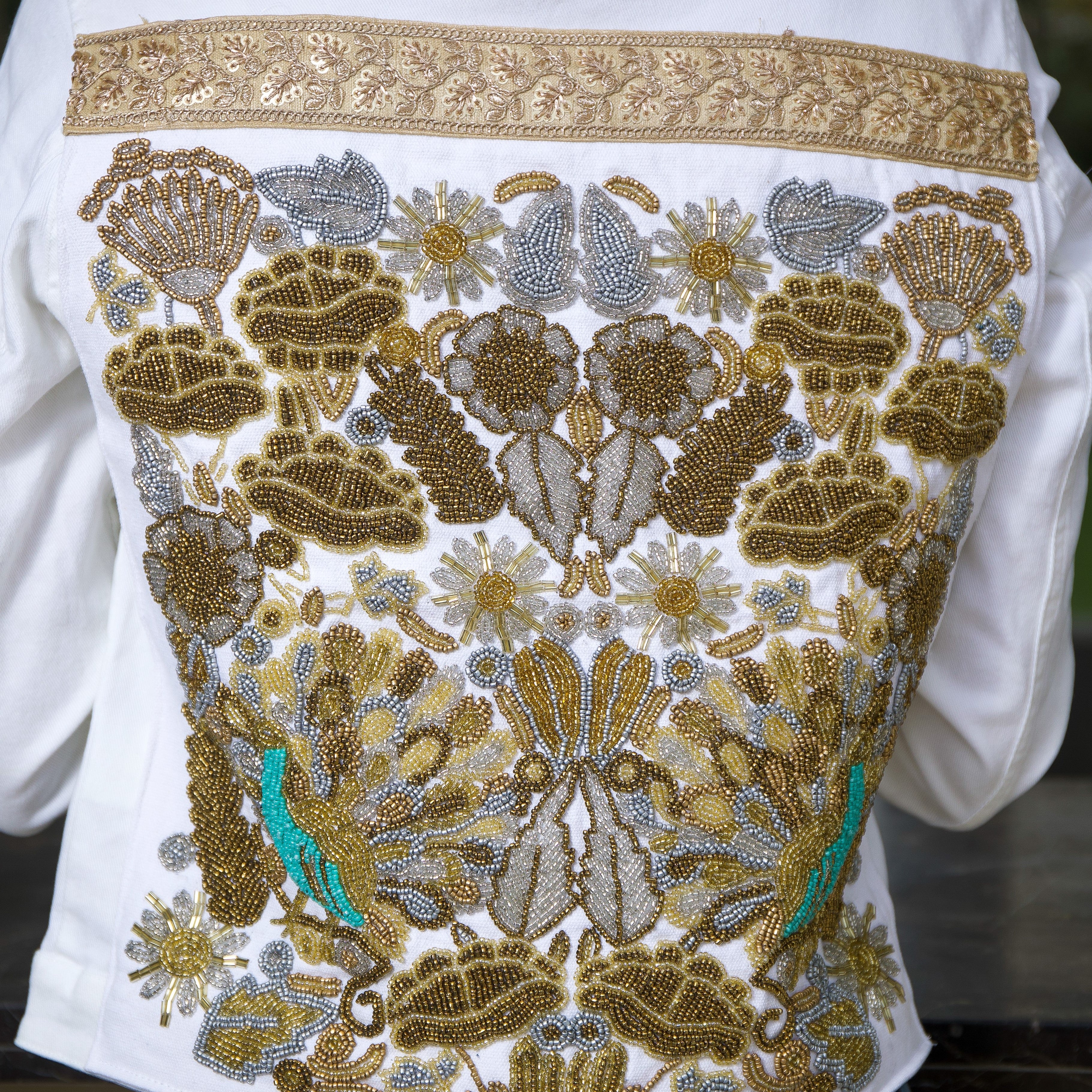 Chaqueta BLANCA PAVO REAL Otomi dorada