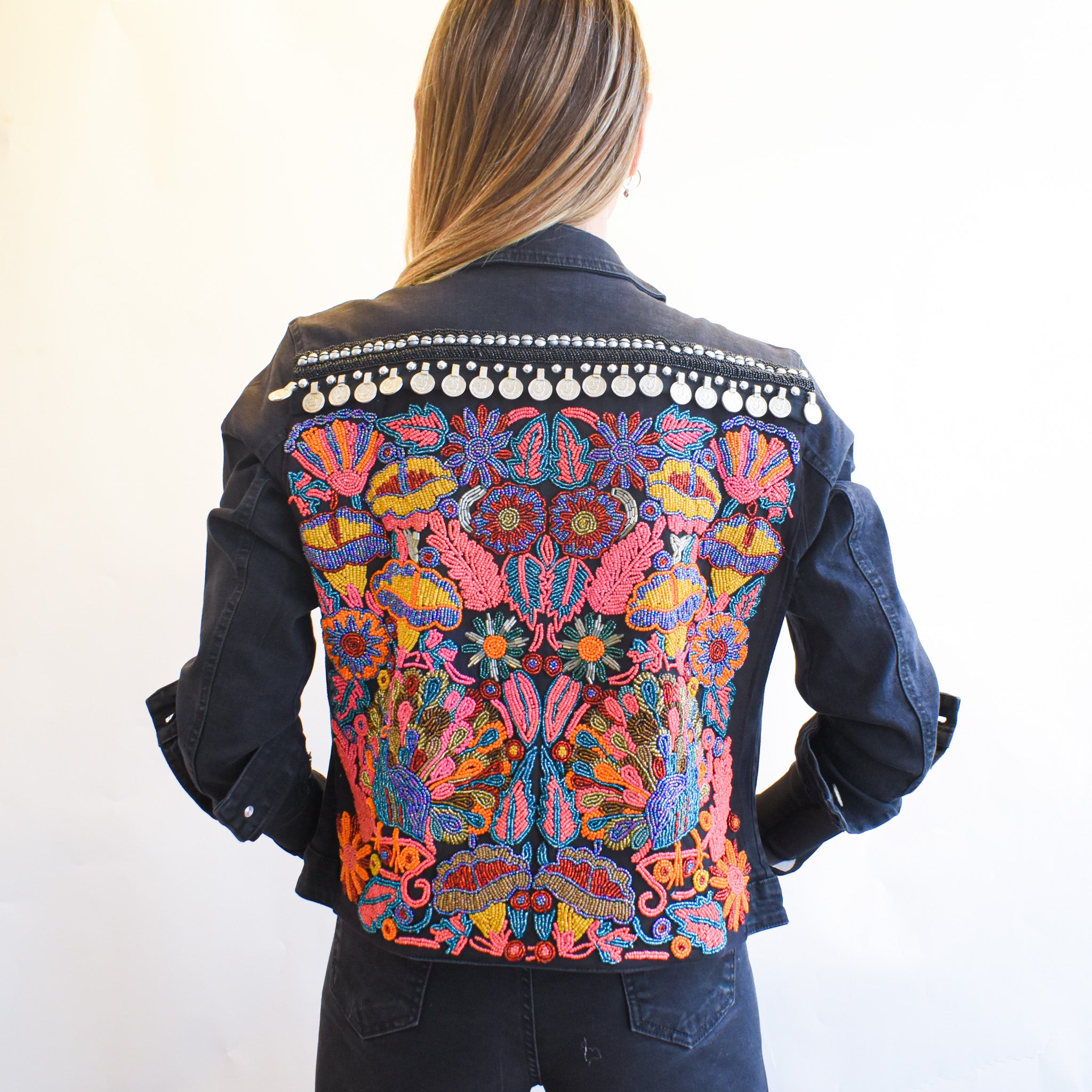 CHAQUETA NEGRA PAVO REAL PIEDRAS OTOMI BORDE moneda