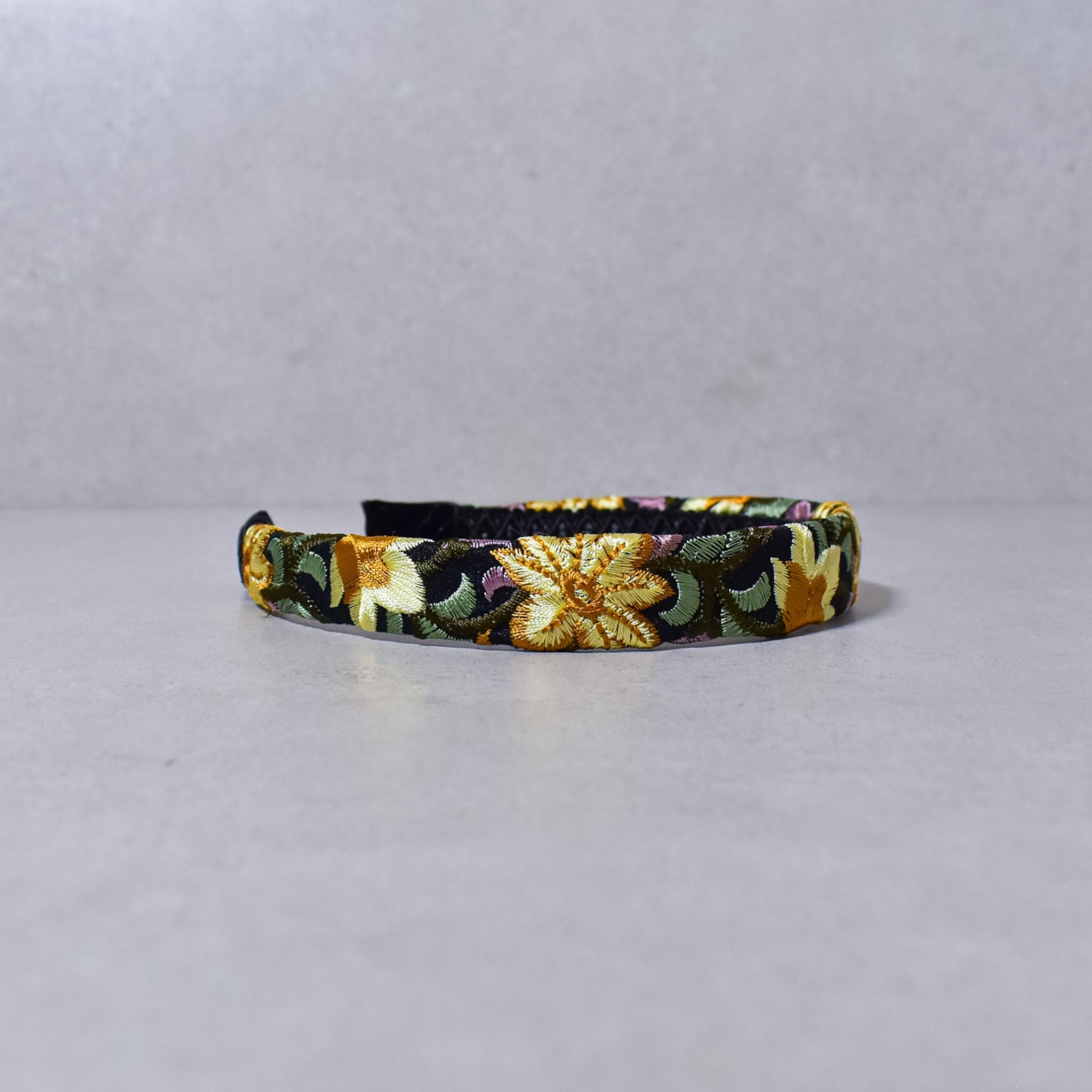 Cintillo flower black green whispers