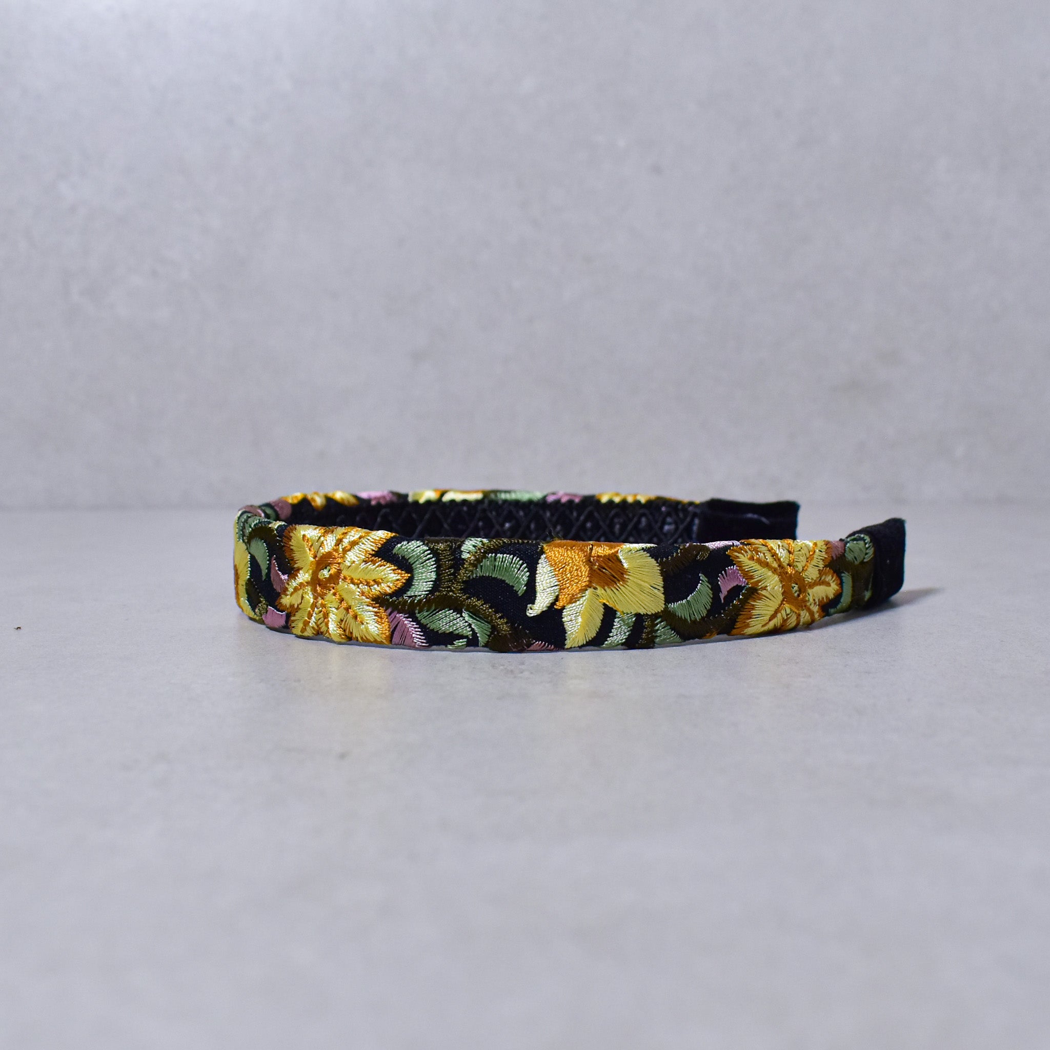 Cintillo flower black green whispers