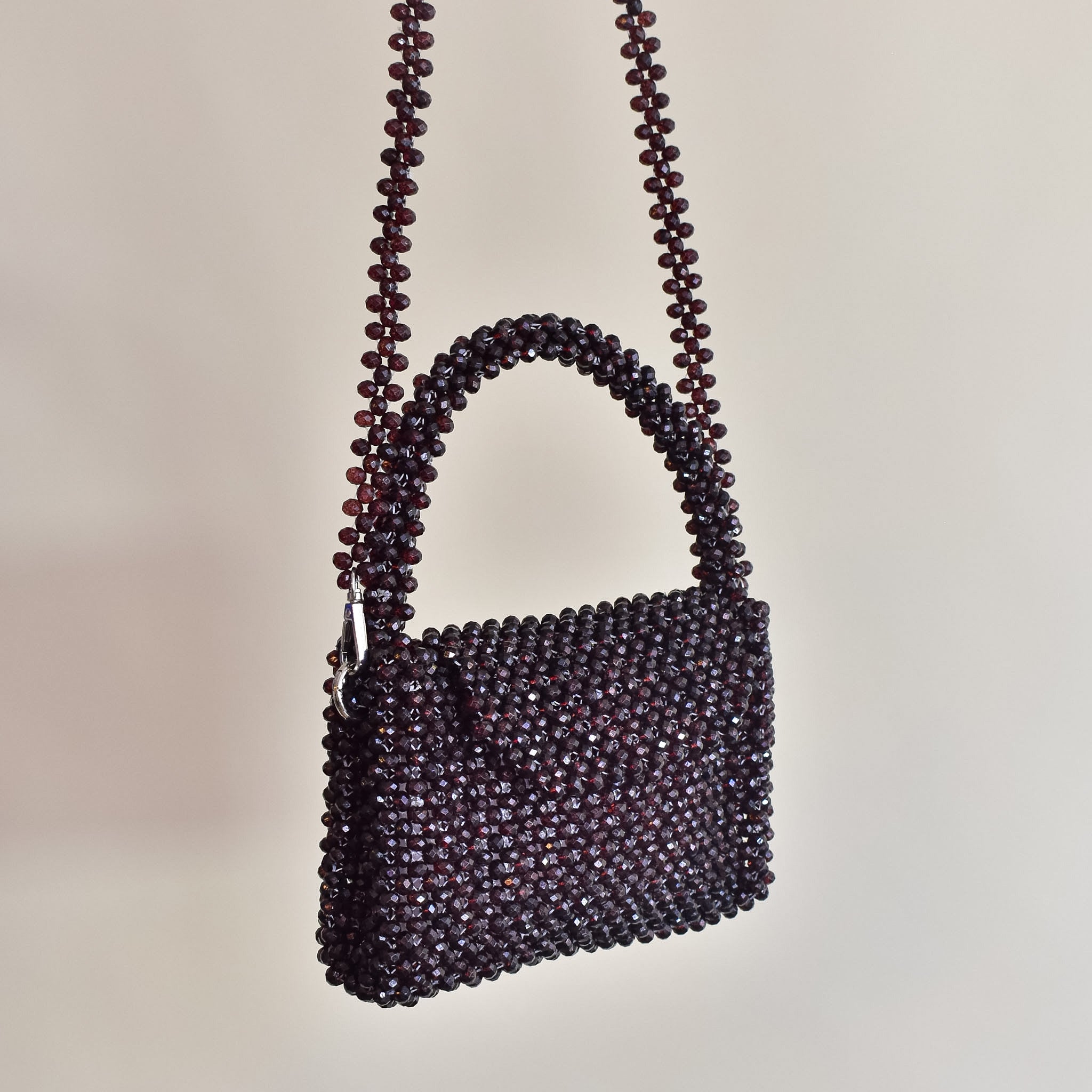 Cartera tejida en piedras "Timeless" wine