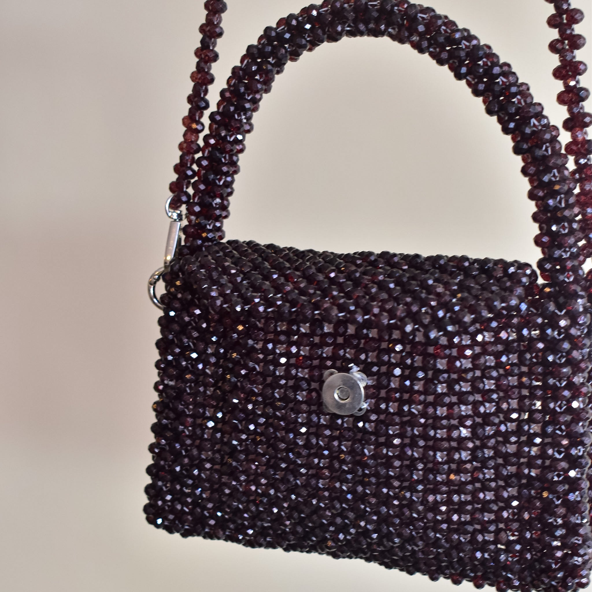 Cartera tejida en piedras "Timeless" wine