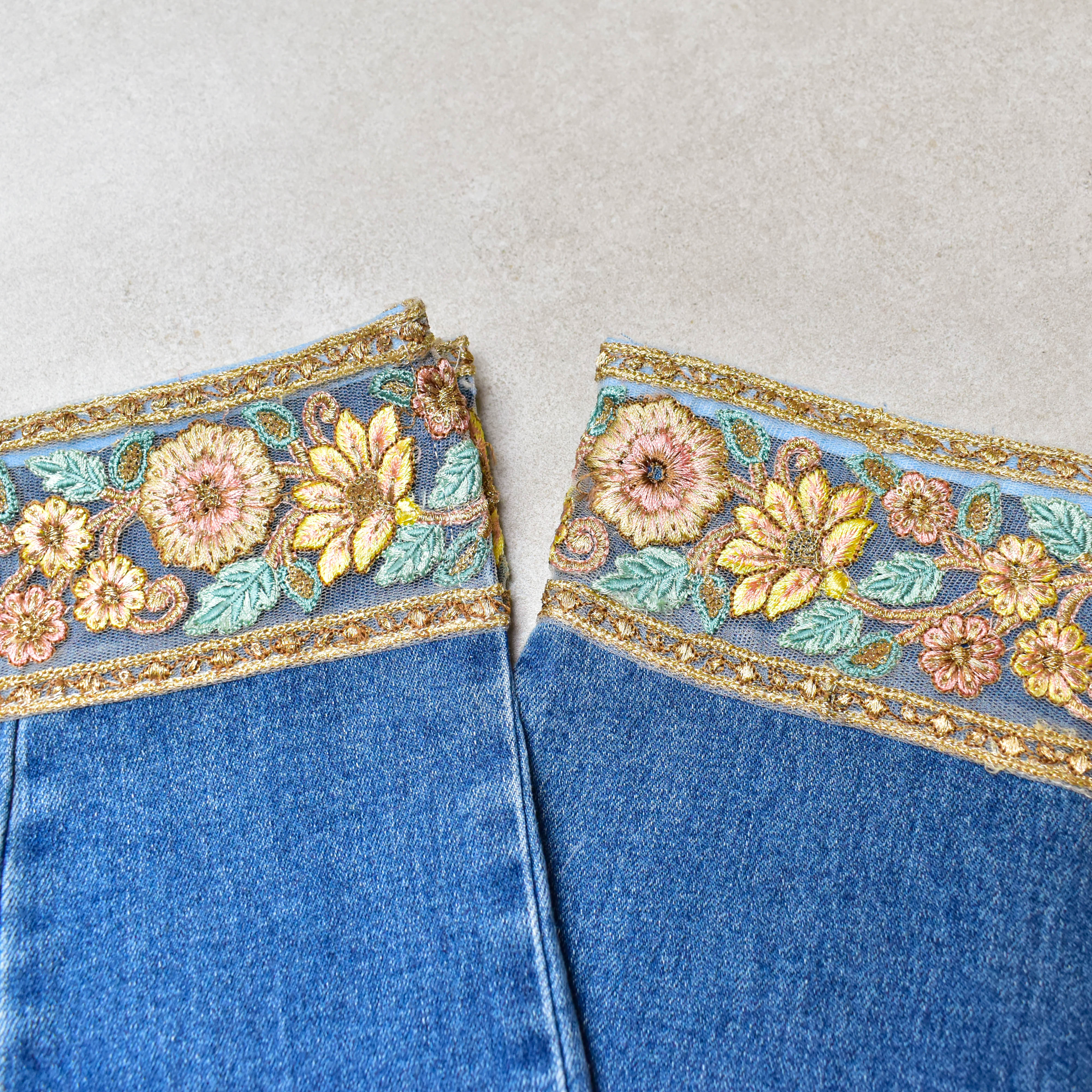 JEANS BLUE EMBELLISHMENT FLORES COLORES BORDADAS