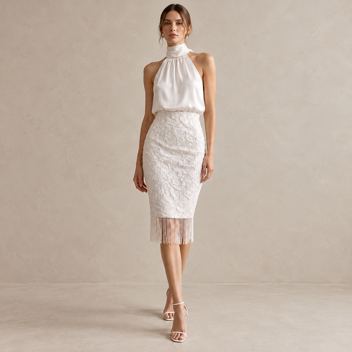 Traje de novia dos piezas blanco con falda bordada y flecos de mostacillas
