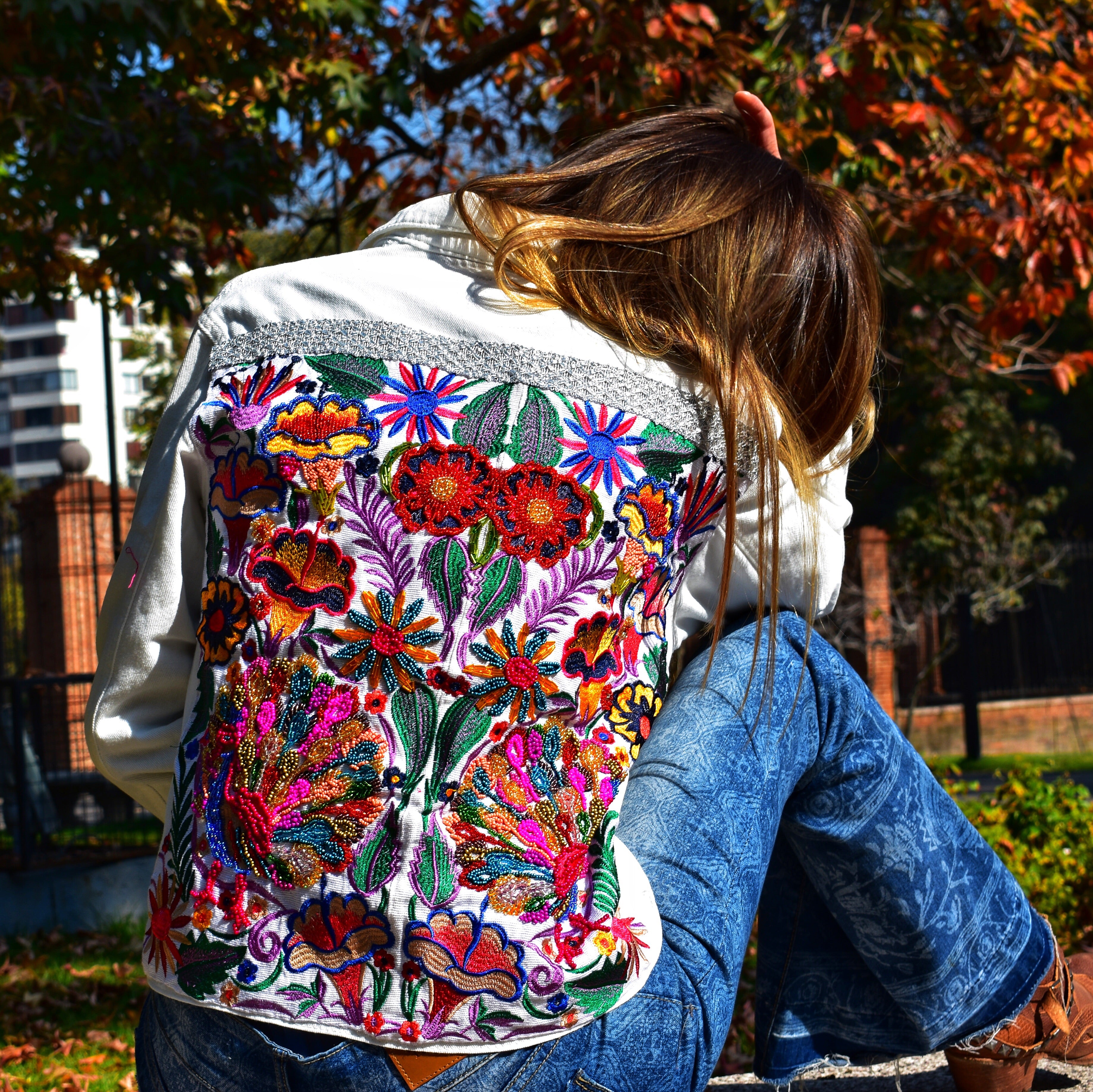 CHAQUETA BLANCA PAVO REAL PIEDRAS OTOMI borde espejo