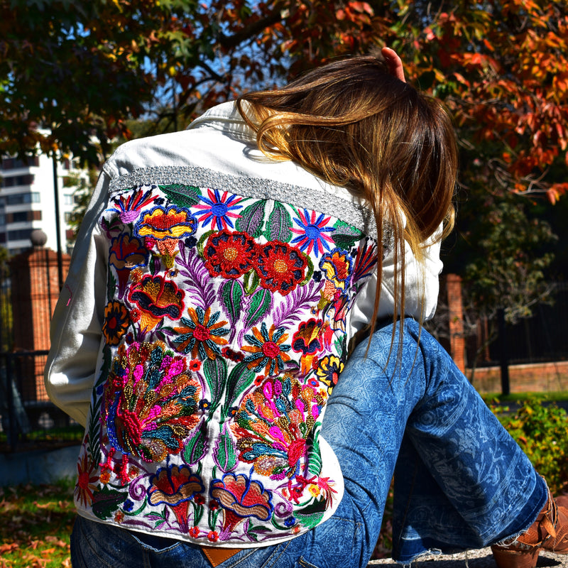 CHAQUETA BLANCA PAVO REAL PIEDRAS OTOMI borde espejo – ROSARIA