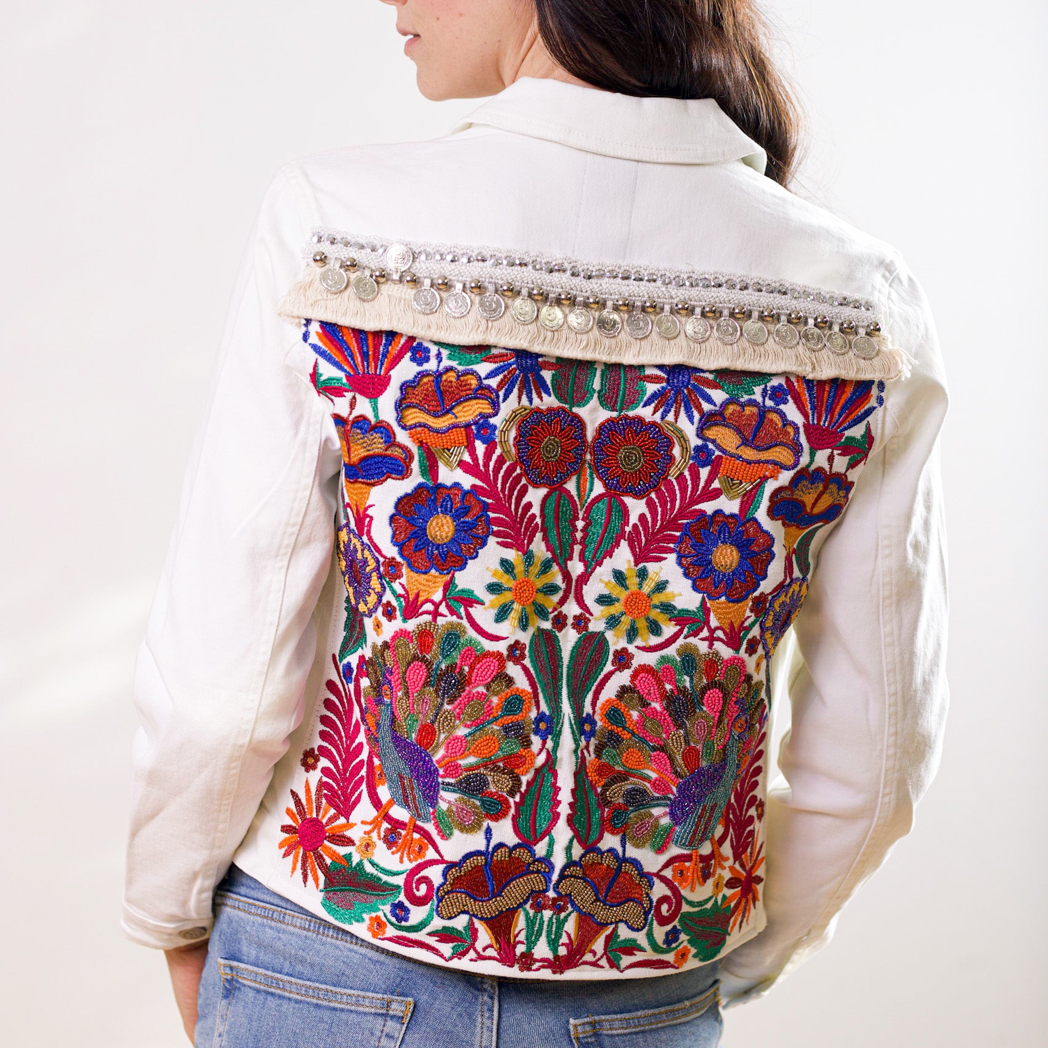CHAQUETA BLANCA PAVO REAL  PIEDRAS OTOMI BORDE MONEDAS