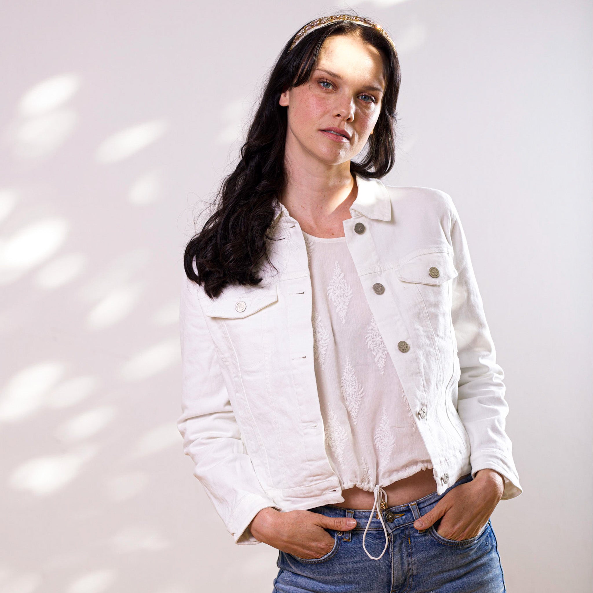 CHAQUETA BLANCA PAVO REAL  PIEDRAS OTOMI BORDE MONEDAS